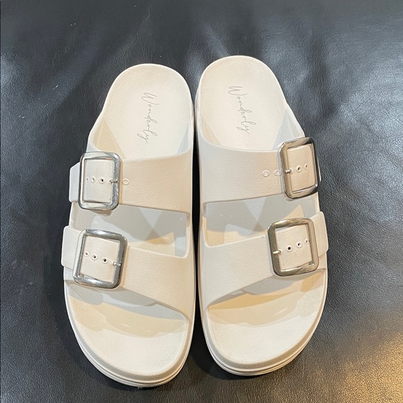 Wonderly White Double Buckle Slide Platform Sandals size 9 - Picture 1 of 8